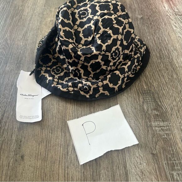 Salvatore Ferragamo Galore Logo Reversible Nylon Bucket Hat - Black - eu 57 - Picture 2 of 9